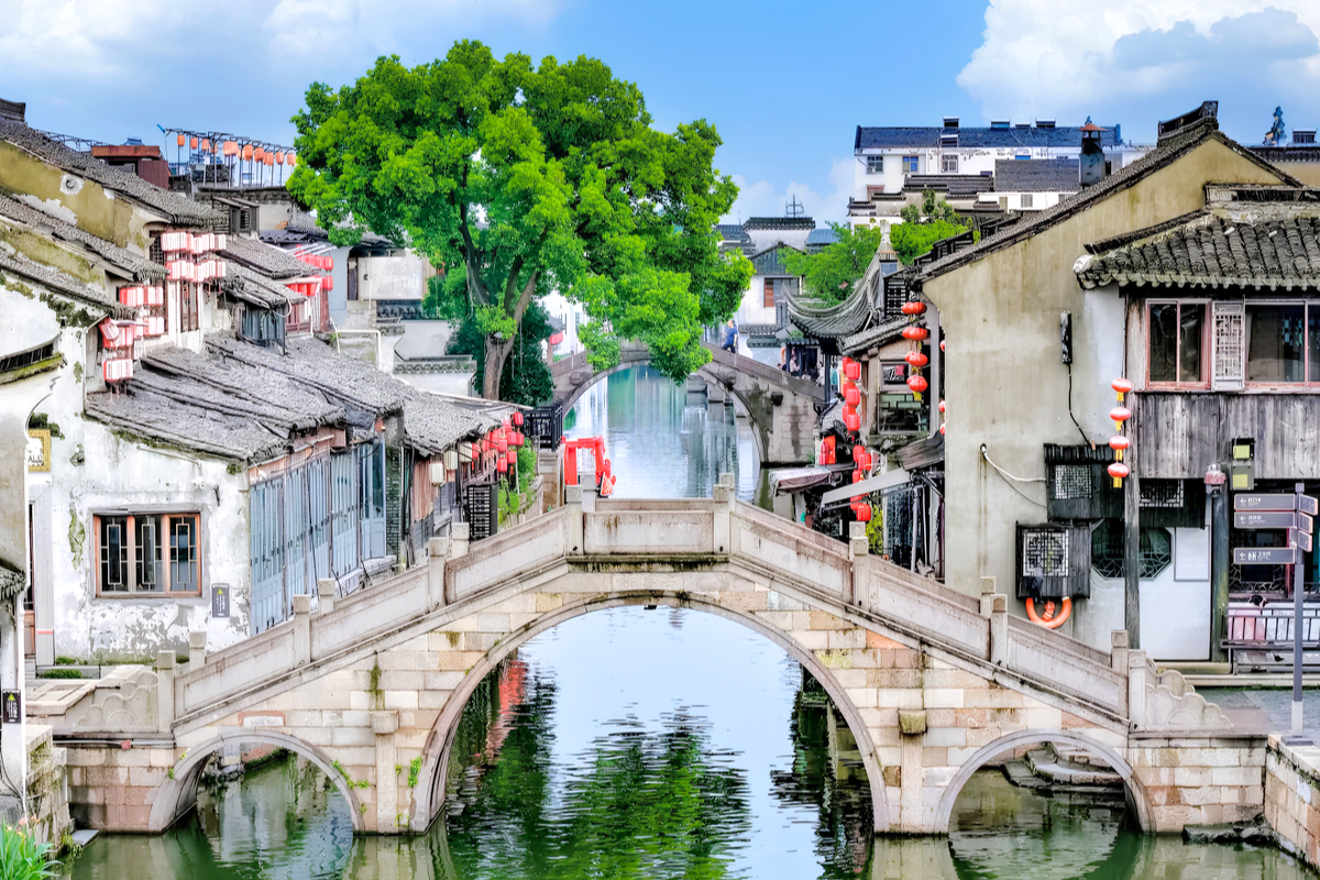 Vẻ đẹp cổ kính của Ô Trấn với dòng kênh, nhà cổ và cầu đá